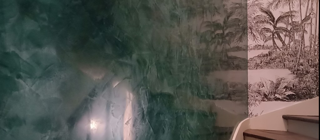 Application d'un stuc Italien dans une cage d'escalier