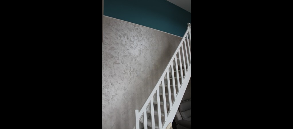 - Application sur les murs d'une peinture sablée nacrée et mate élégant de chez Ressource