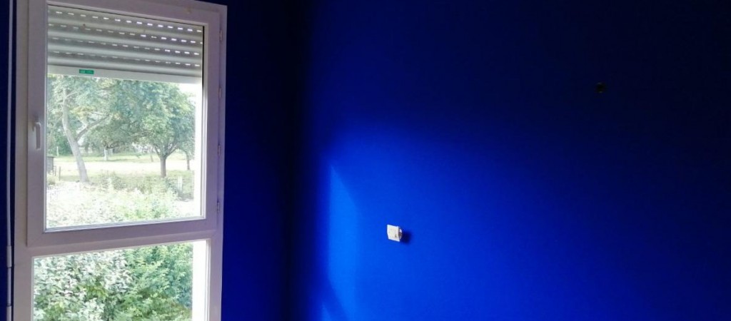 Application de la peinture bleu Yves Klein Ressource
